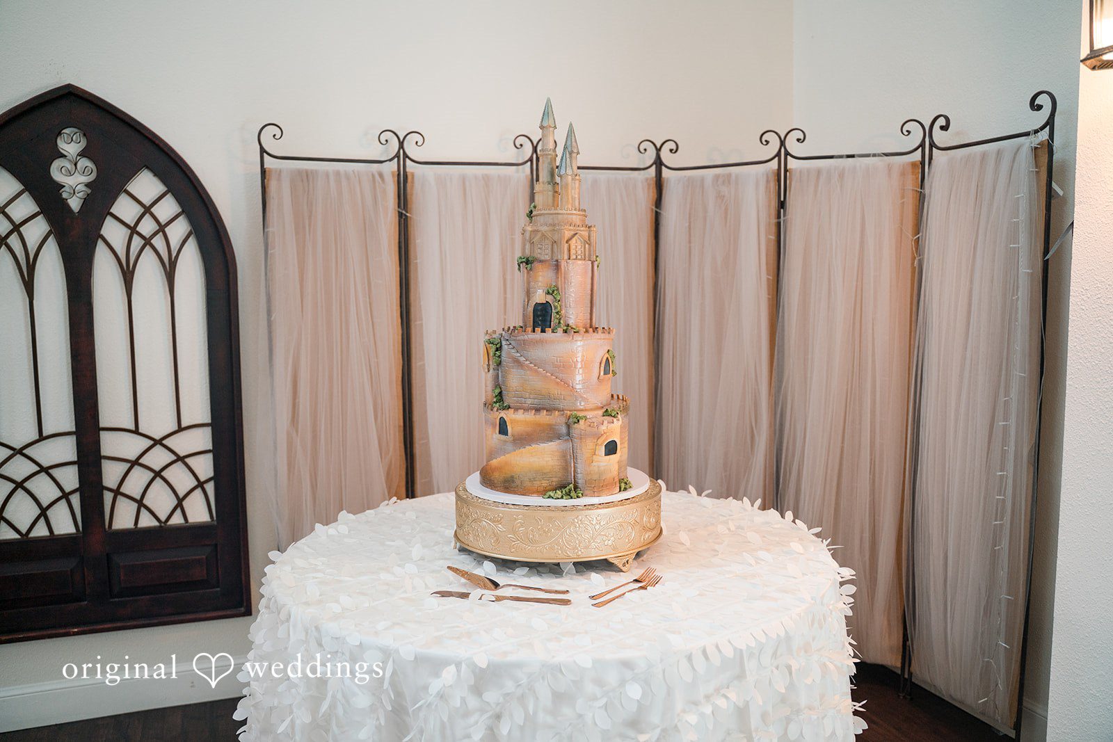 Classic wedding cake presentation