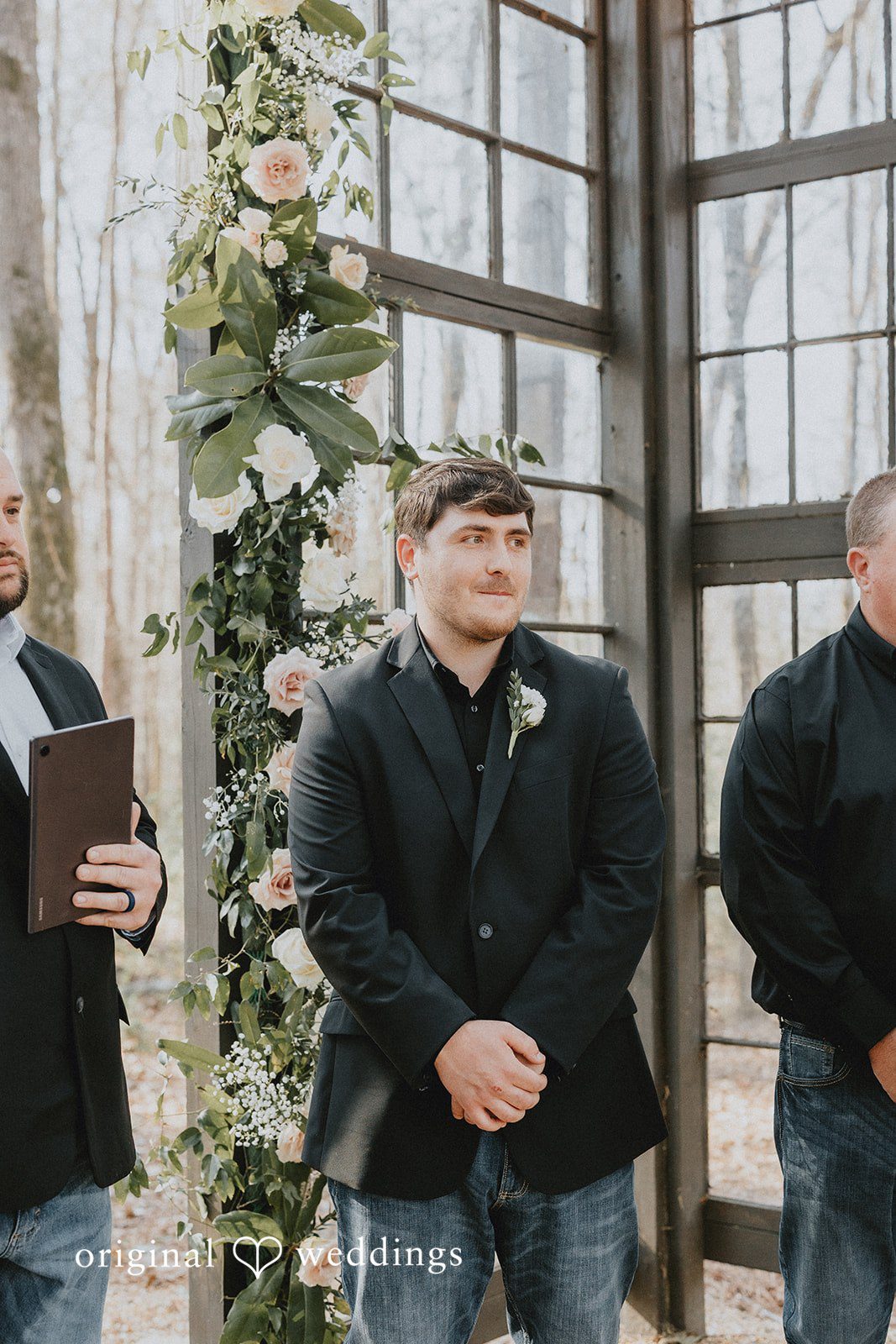 Groom seeing bride walk into ceremony