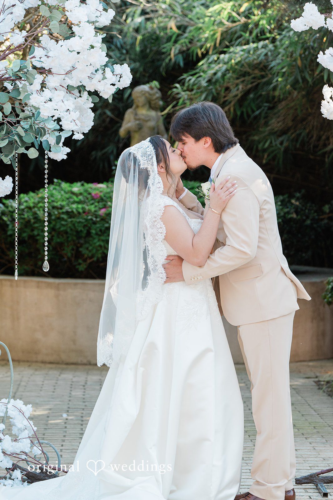 Romantic  kiss moment at Vines Mansion