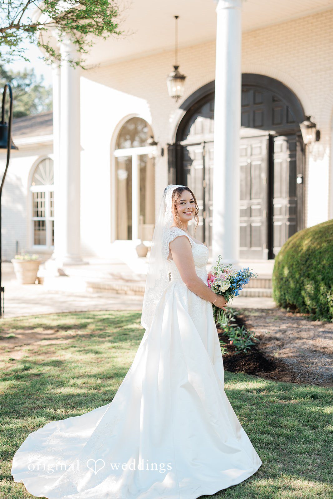 Elegant picture of bride holding bouquet at Vines Mansion