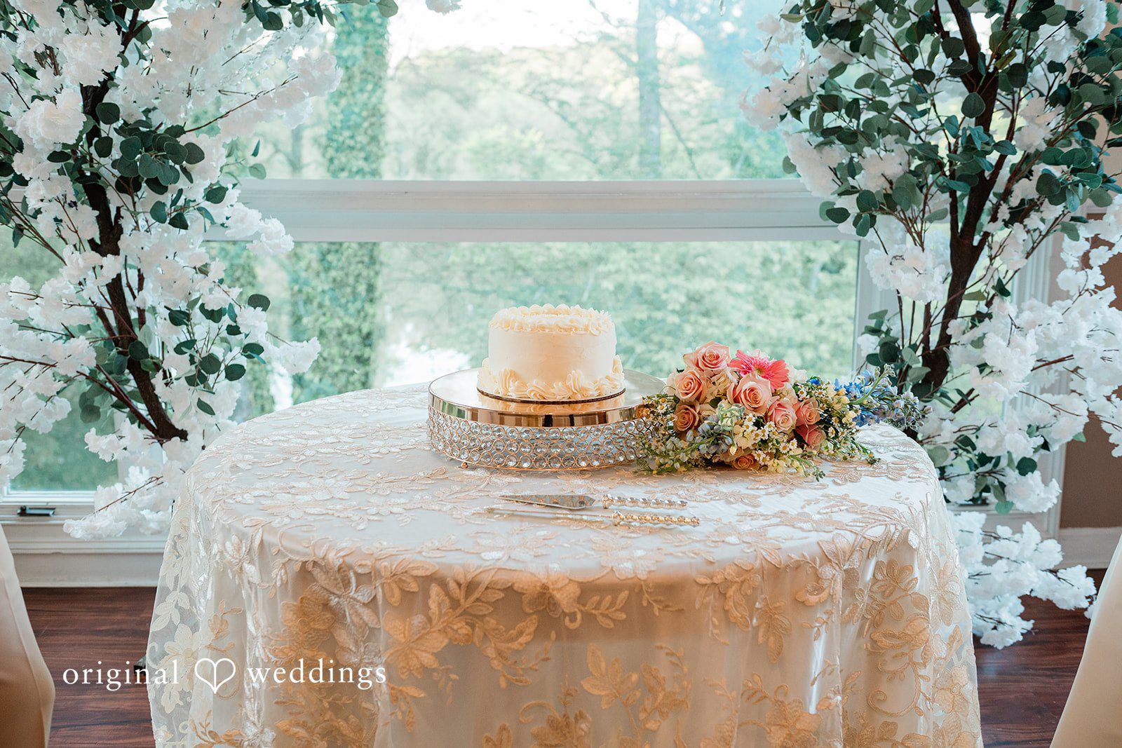 Elegant  wedding cake with floral design