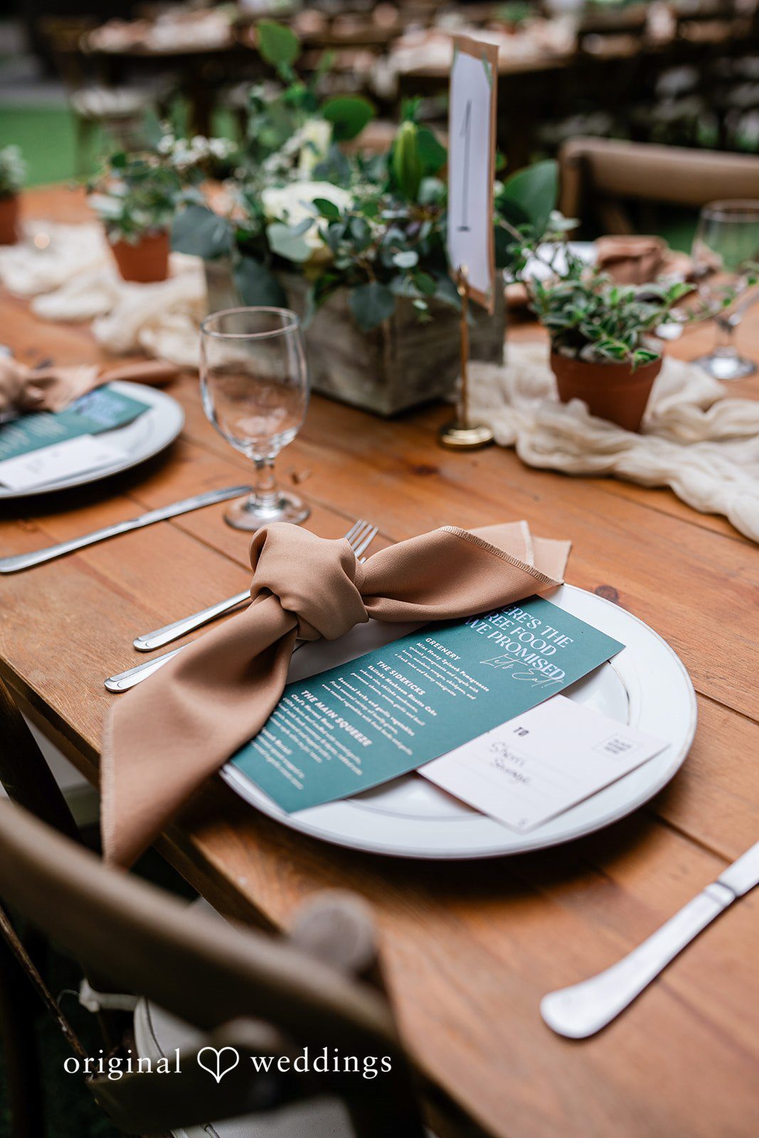 Mae + Nicholas Botanica reception table setting with elegant place cards and neutral-toned napkins.
