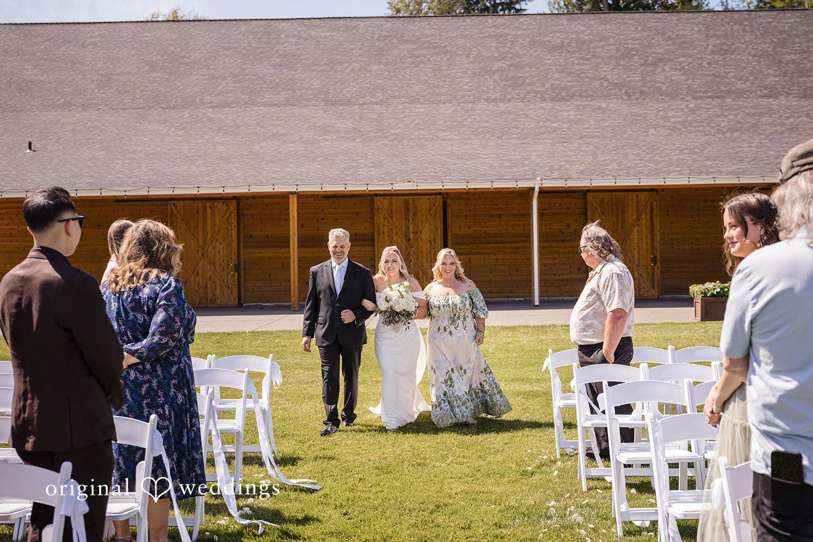 Bride arriving with her family at the ceremony