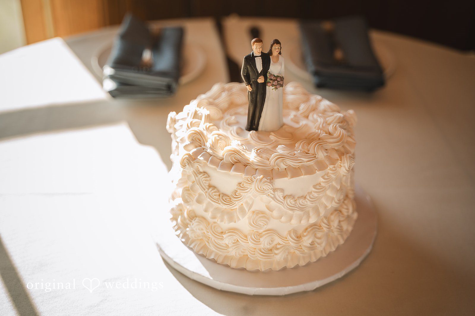 Shea + Peter An all-white cake