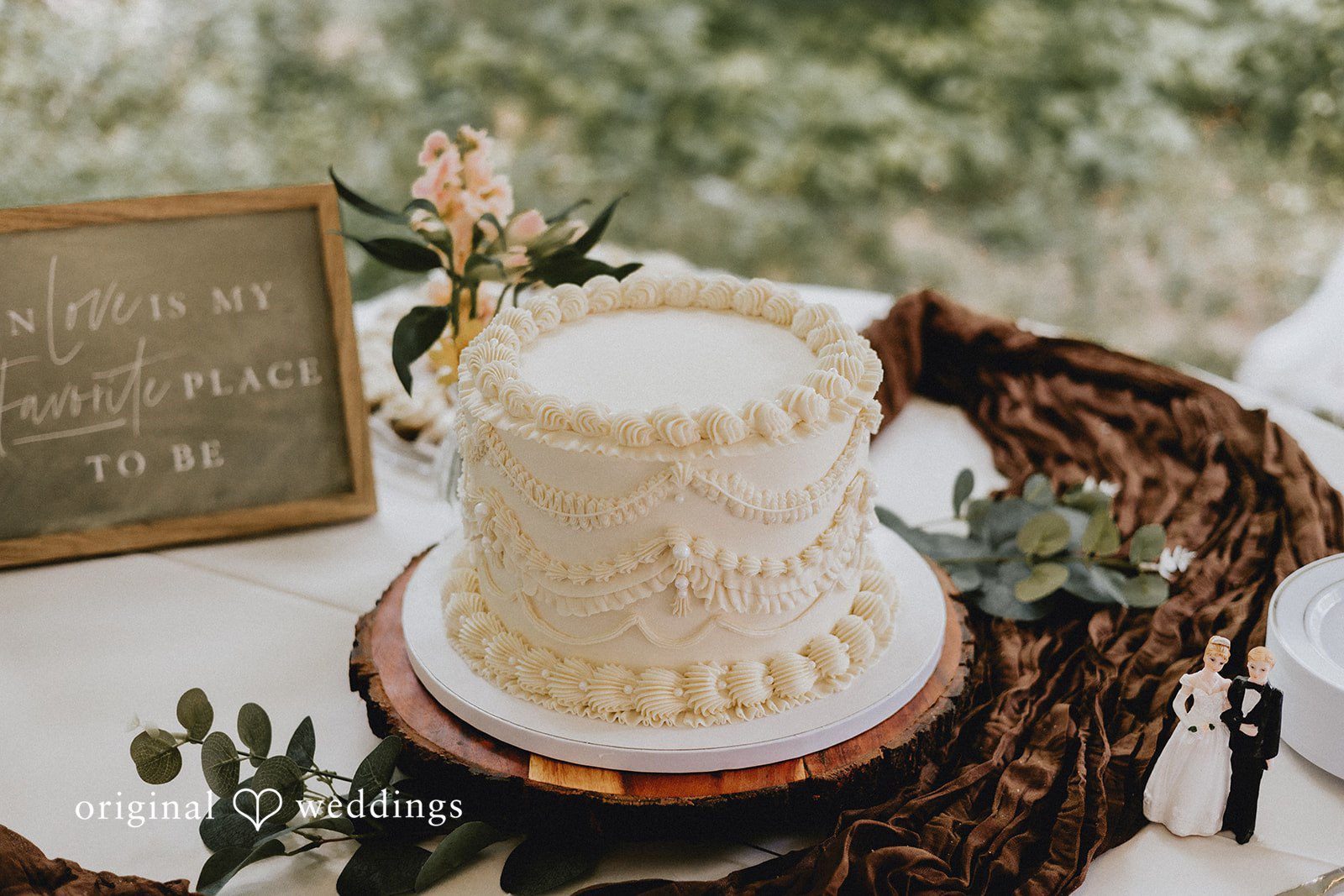 Wedding cake decorated beautifully