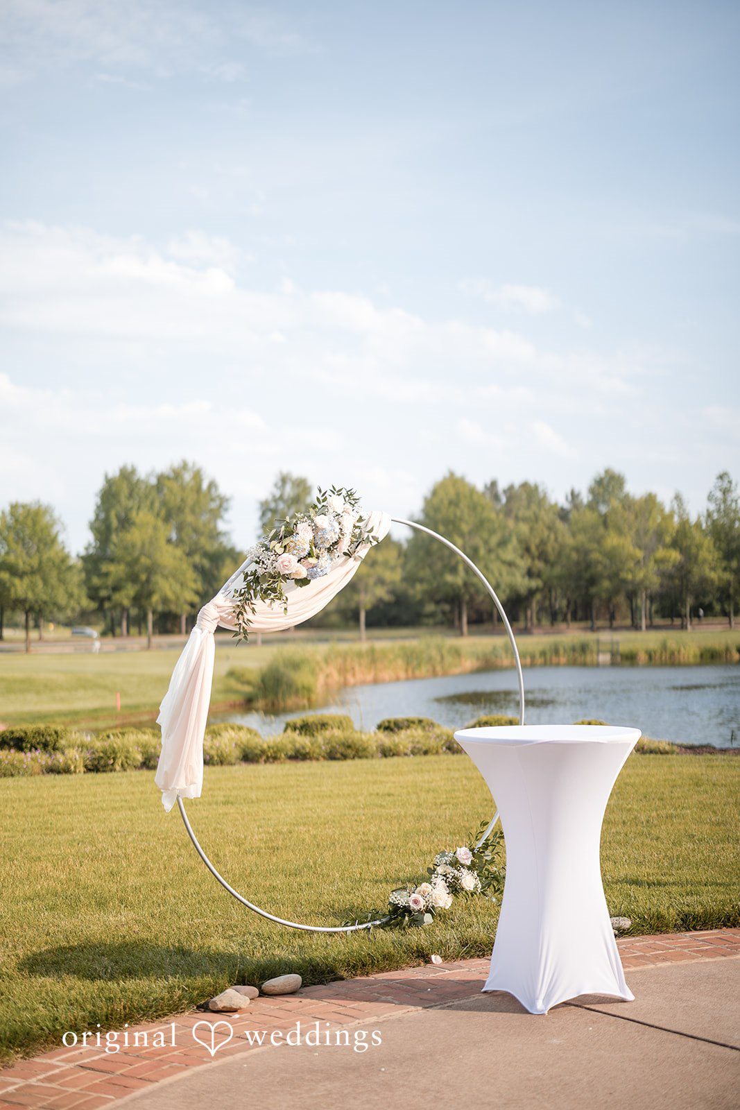The ceremony arch at Regency at Dominion Valley