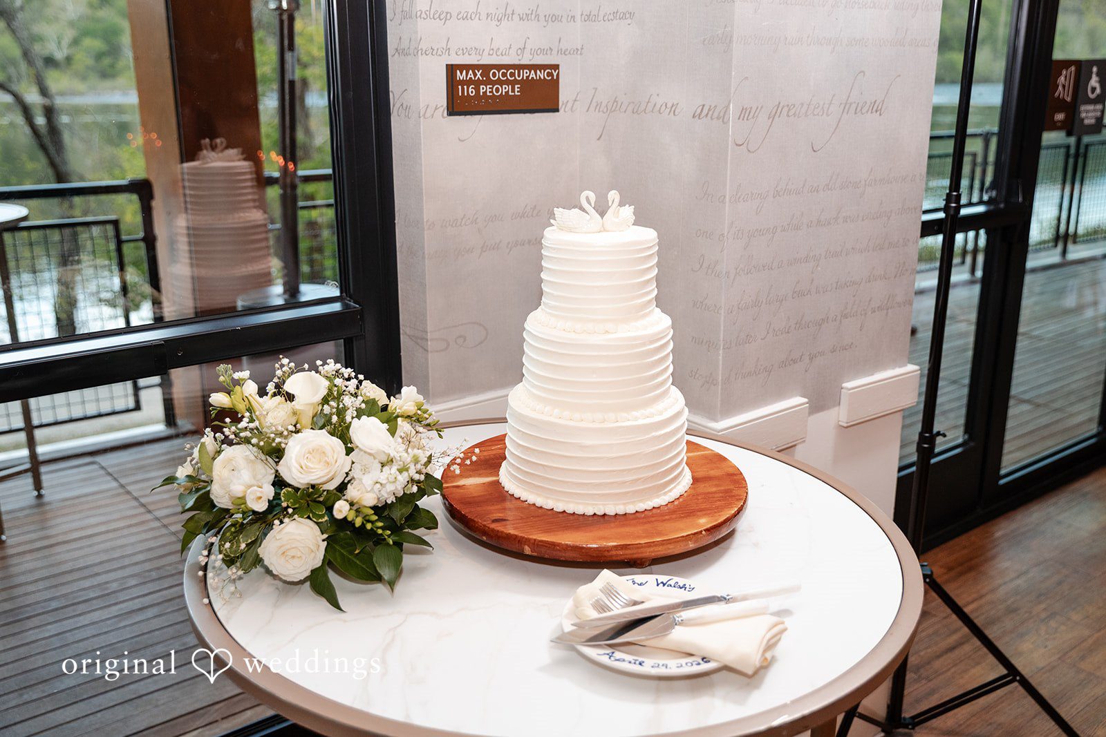 Elegant wedding cake with simple and timeless design