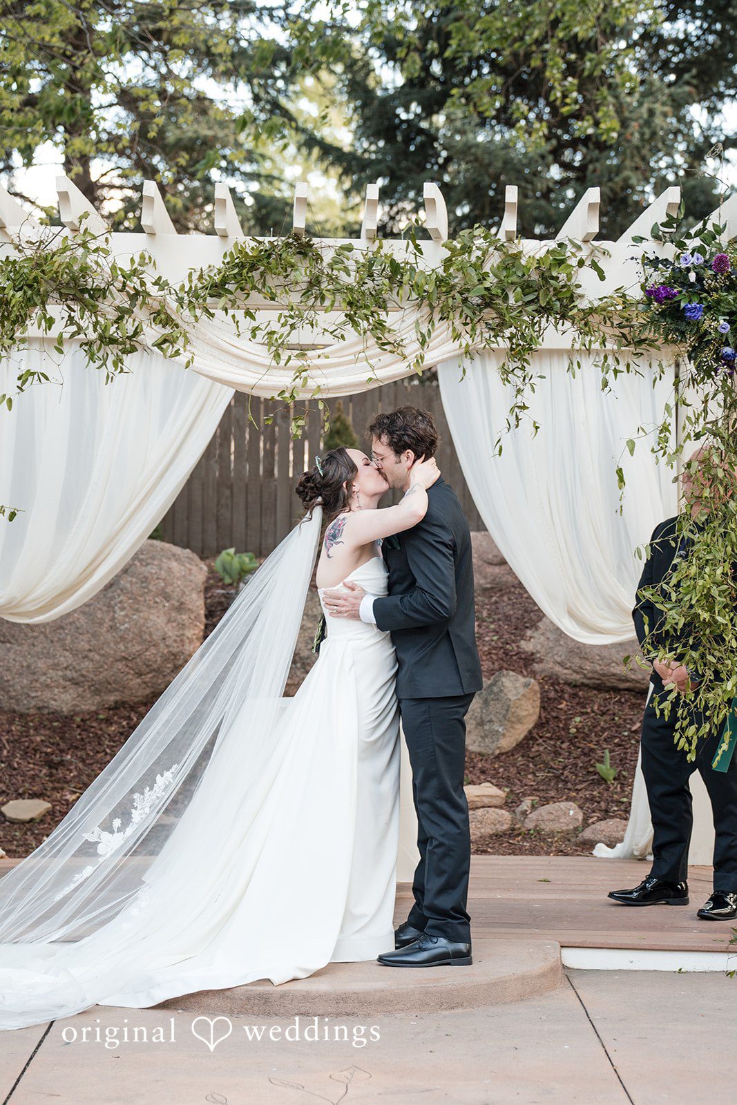 Hannah + Kyle Romantic first kiss moment of the couple