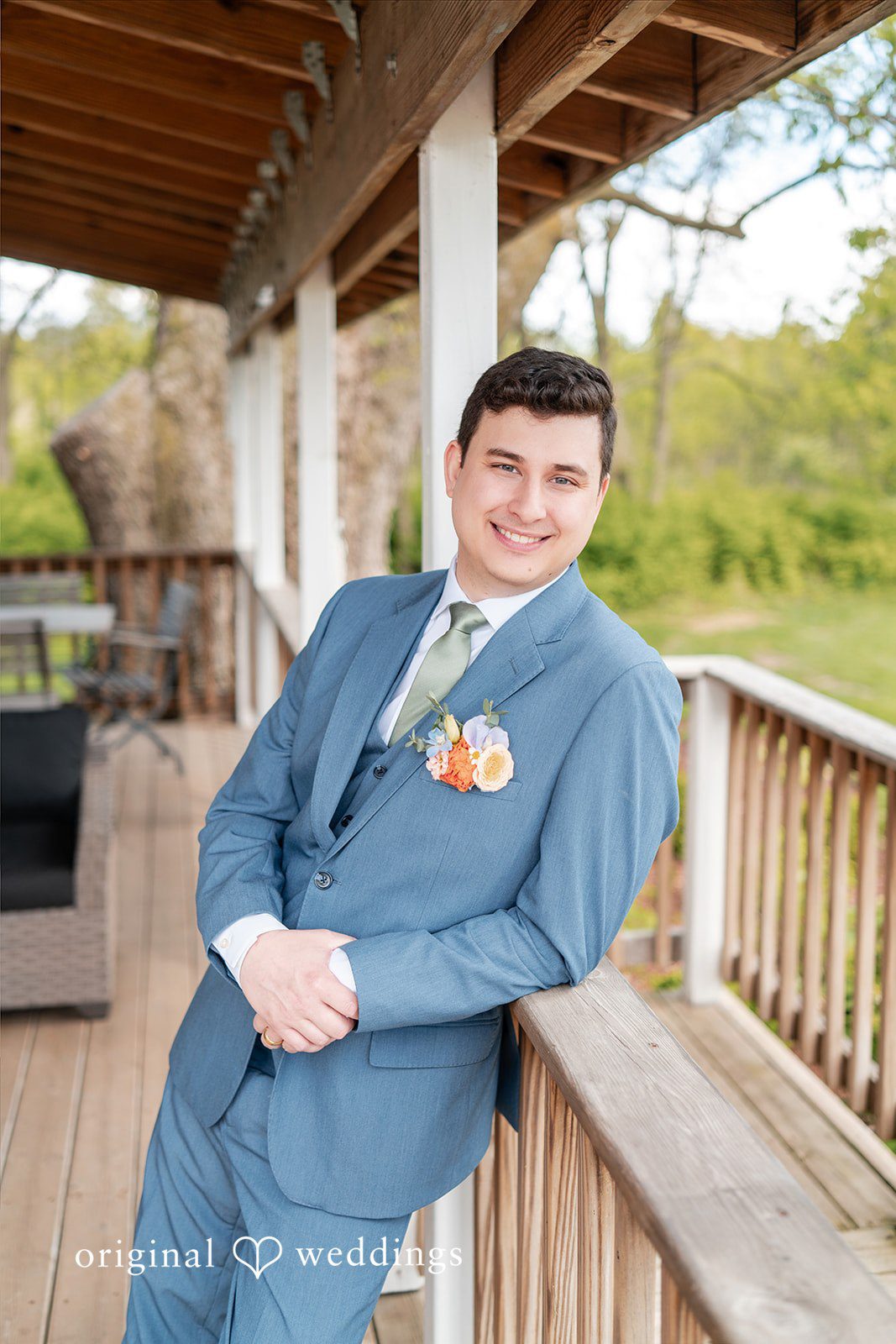 Elegant picture of groom in wedding attire.