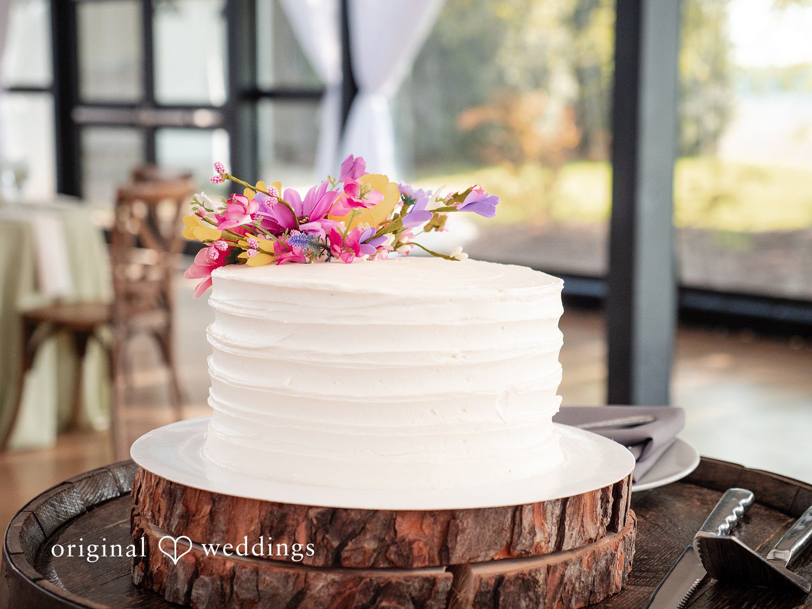 Beautiful wedding cake picture decorated with flowers at Venue 5126