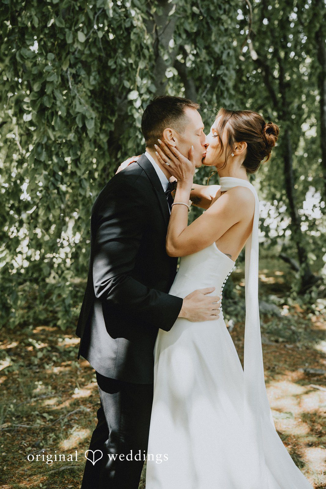 The couple a romantic kiss