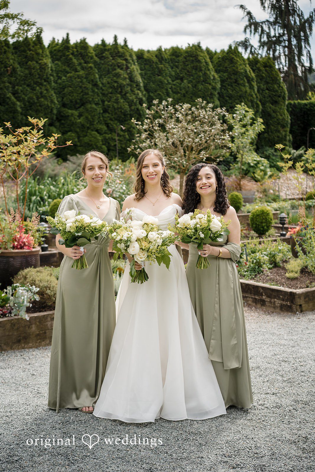 Group picture of bride with the bridesmaids, all holding bouquet