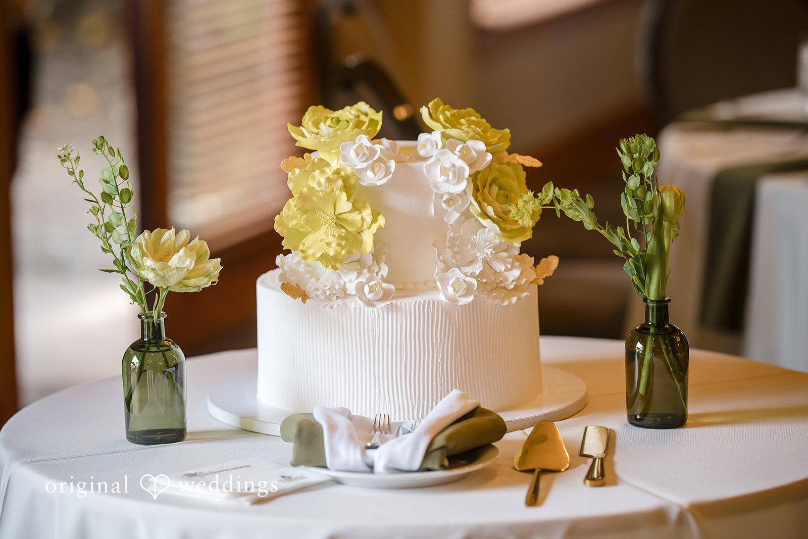 Beautiful wedding cake decorated with flowers at Willows Lodge