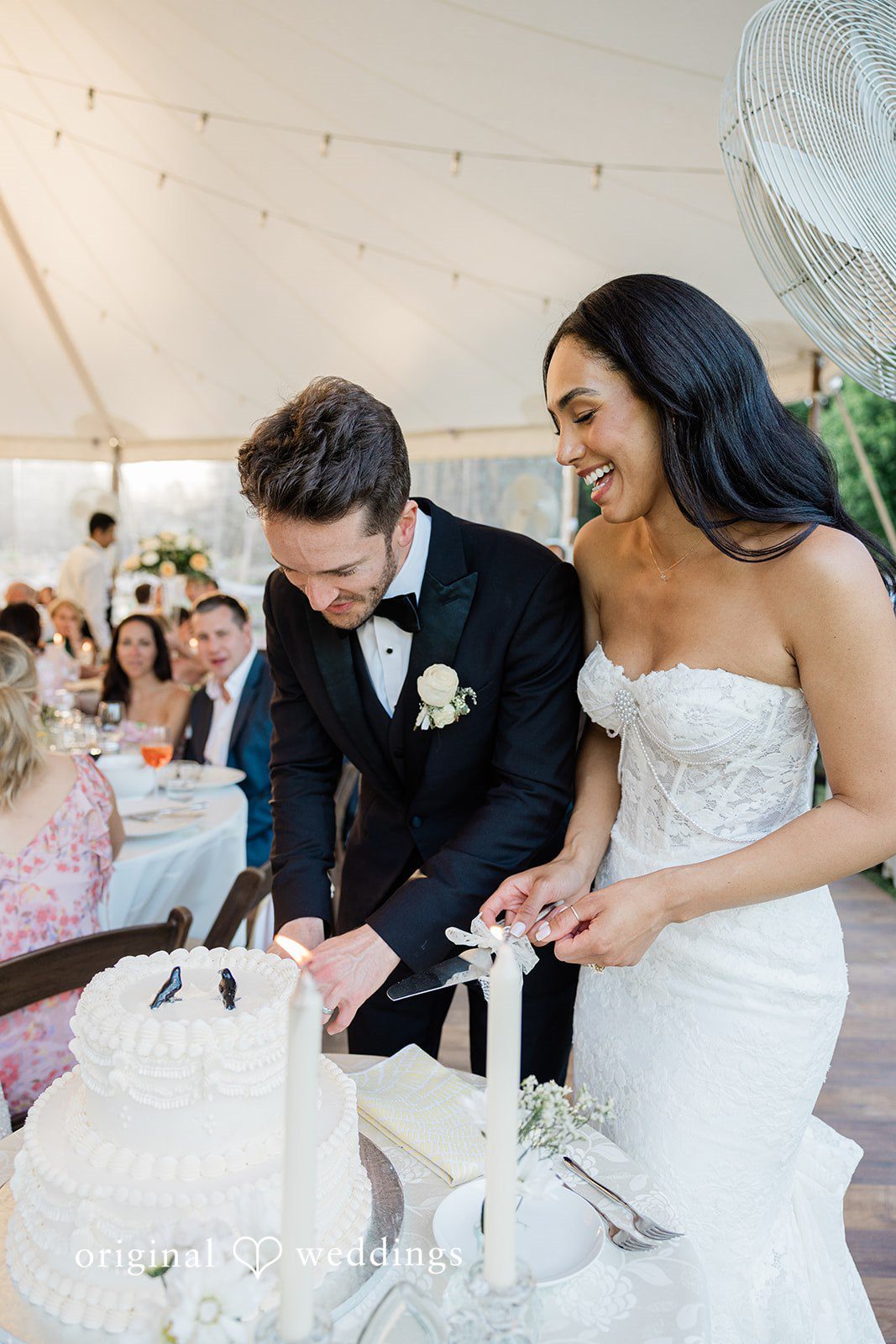 Couple cutting the wedding cake together at Chicago Backyard