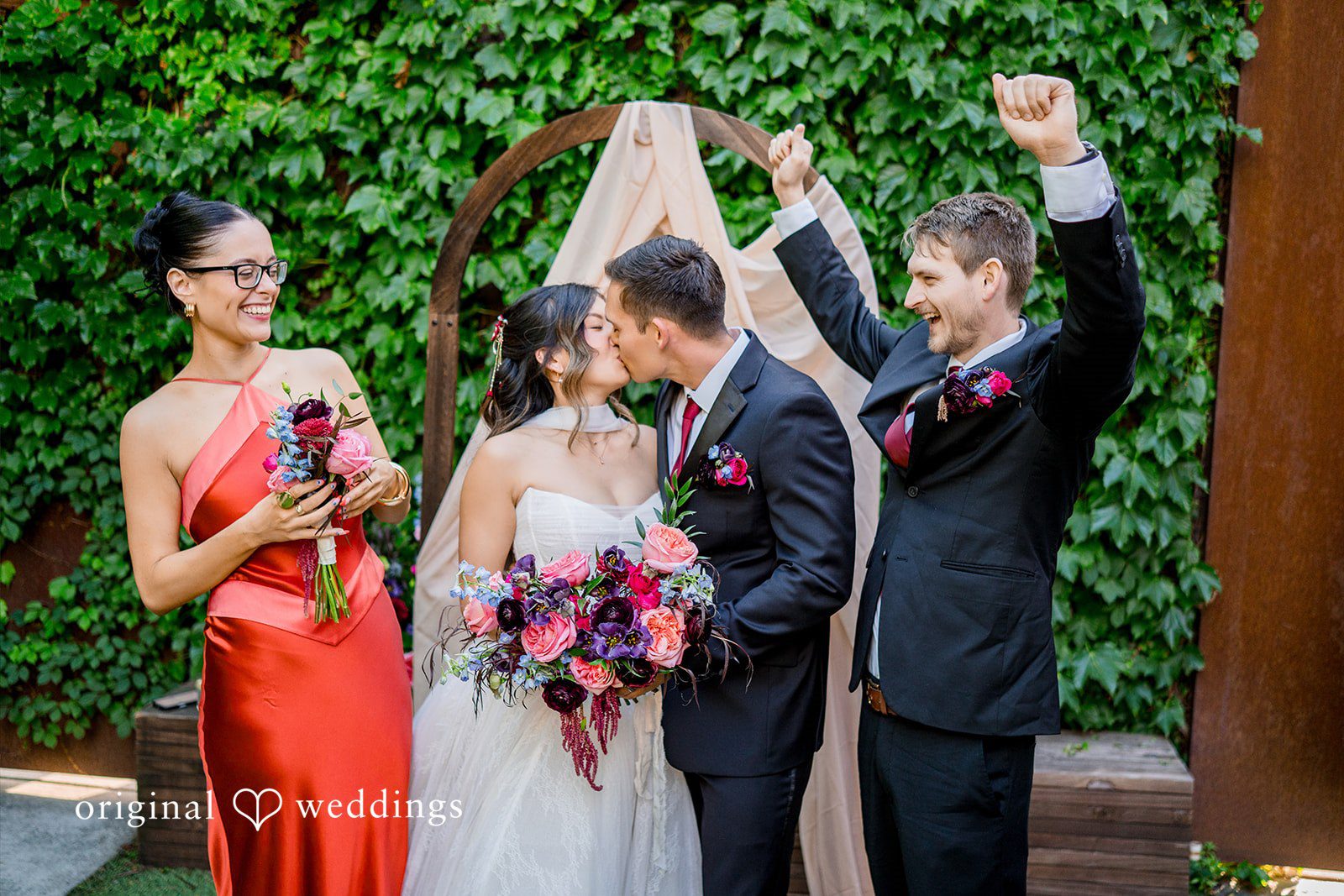 Couple kiss photography at Lytle House
