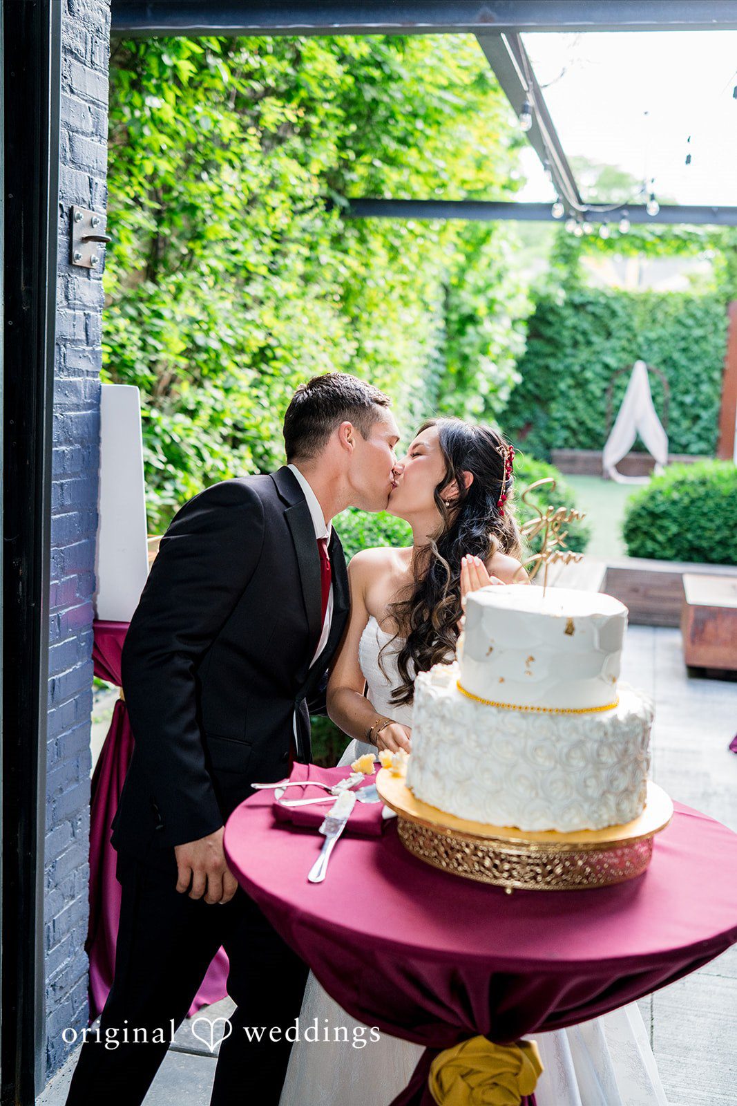 Couple kiss photography at Lytle House