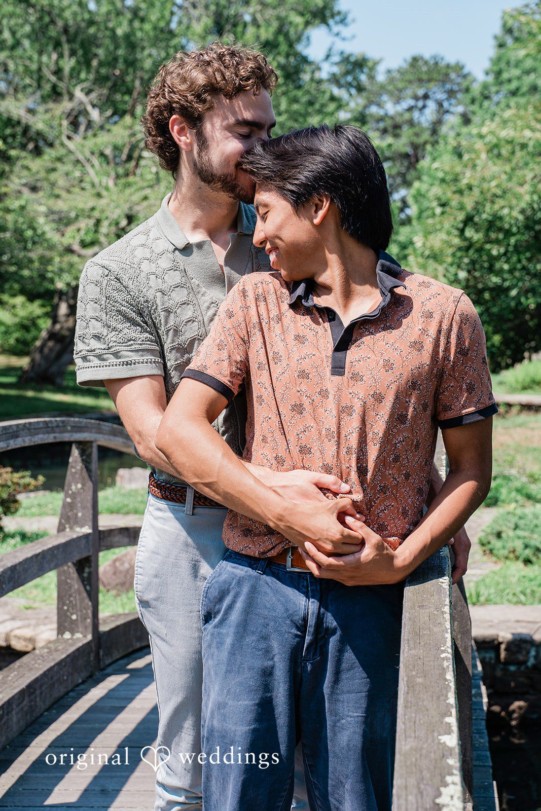 Soft candid kiss moment at Roger Williams Park
