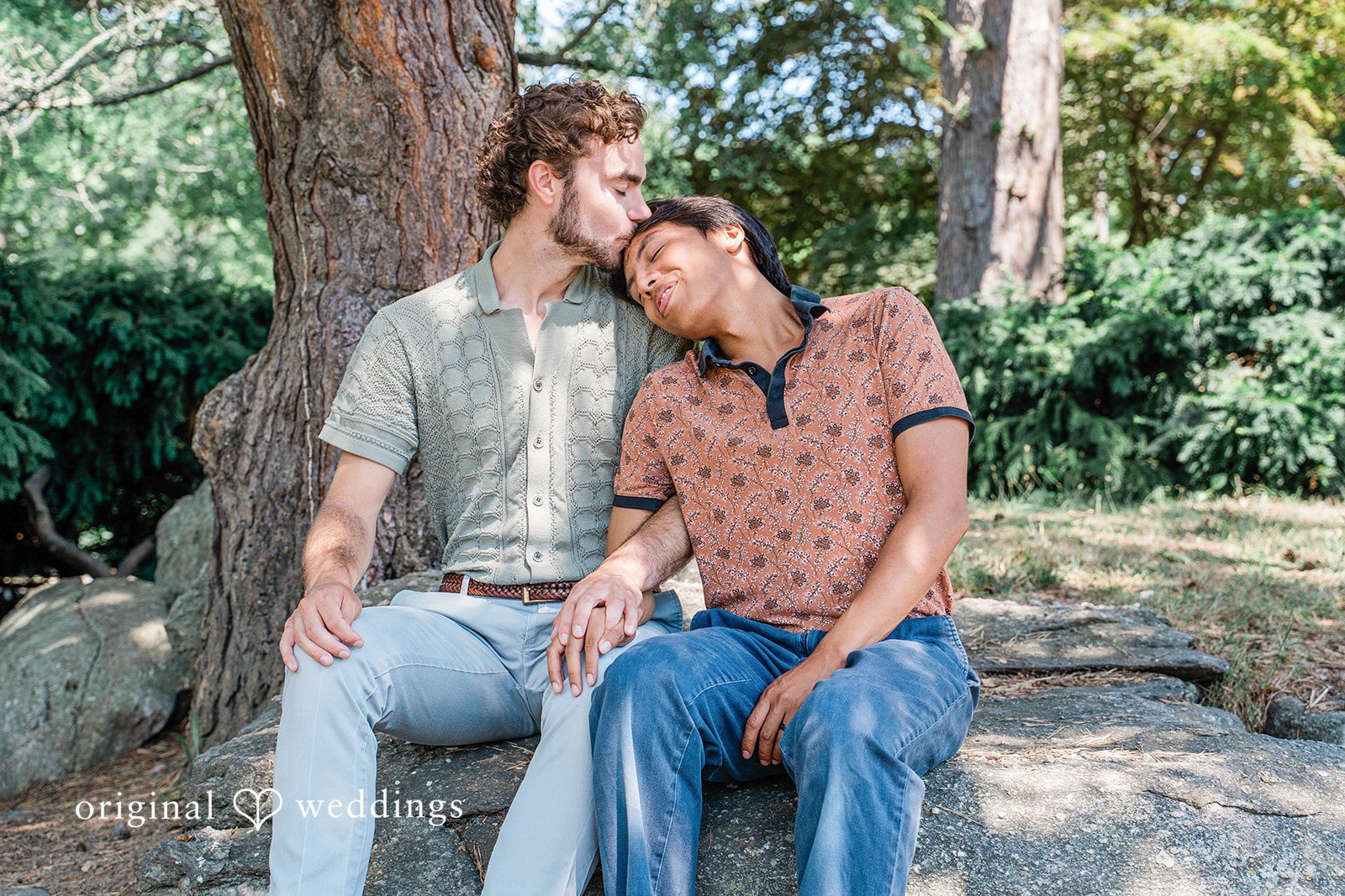 Soft candid kiss moment at Roger Williams Park