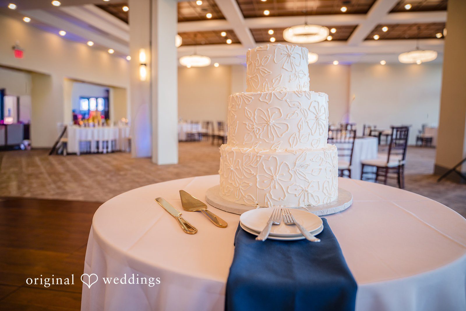 James + Nora Beautiful wedding cake details at St. Clair Inn