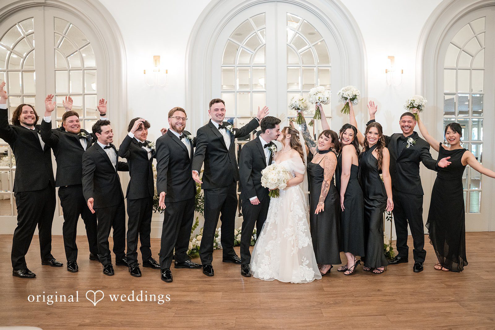 Bride and groom posing with bridesmaids and groomsmen