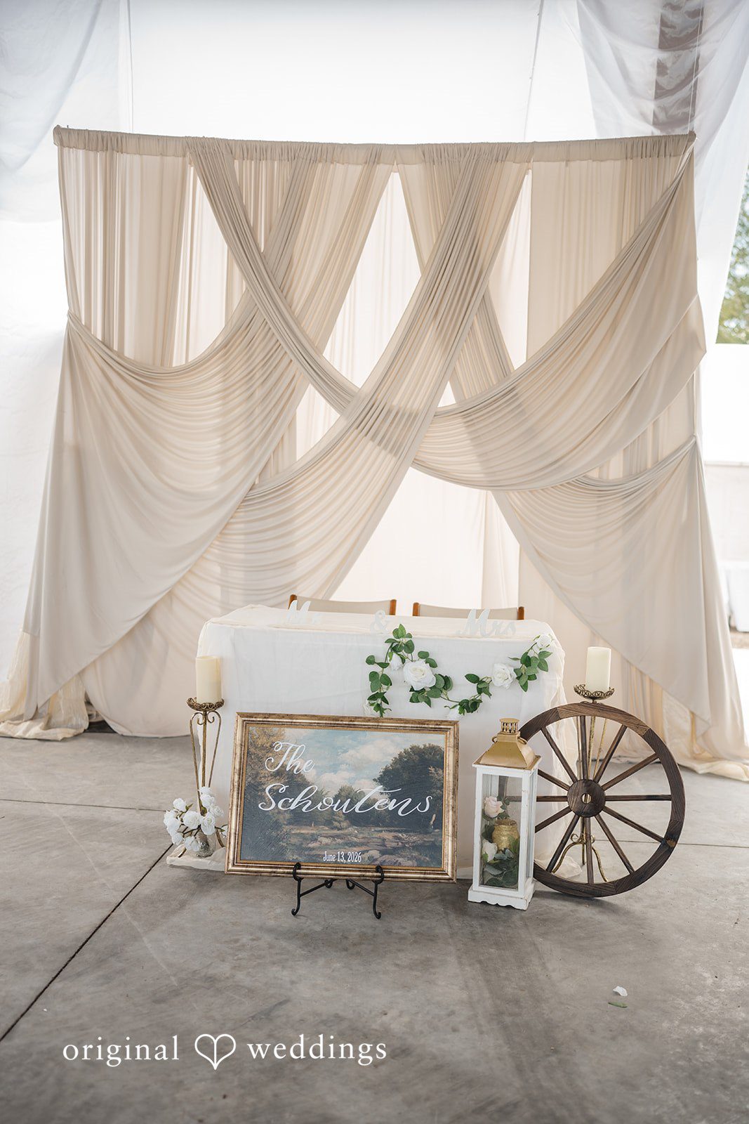 Reception table decorated with candle stands and wheel-style décor