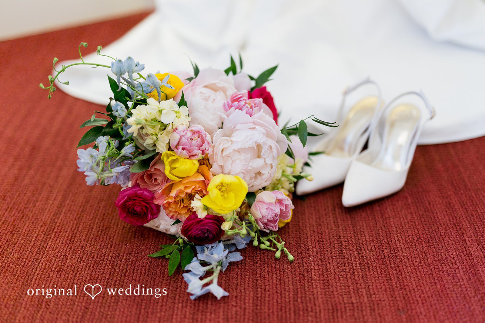 Maret + David The bride's bouquet and shoes