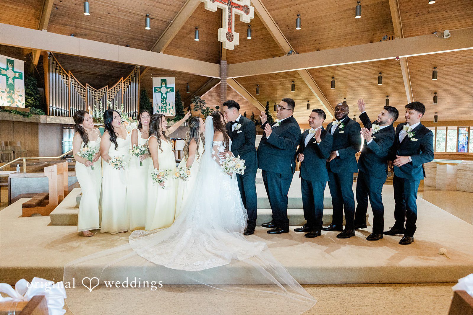 Bride and groom posing at the altar with their full bridal party.