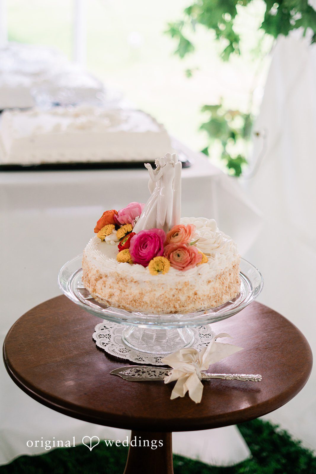 Beautiful picture of wedding cake decorated with flowers