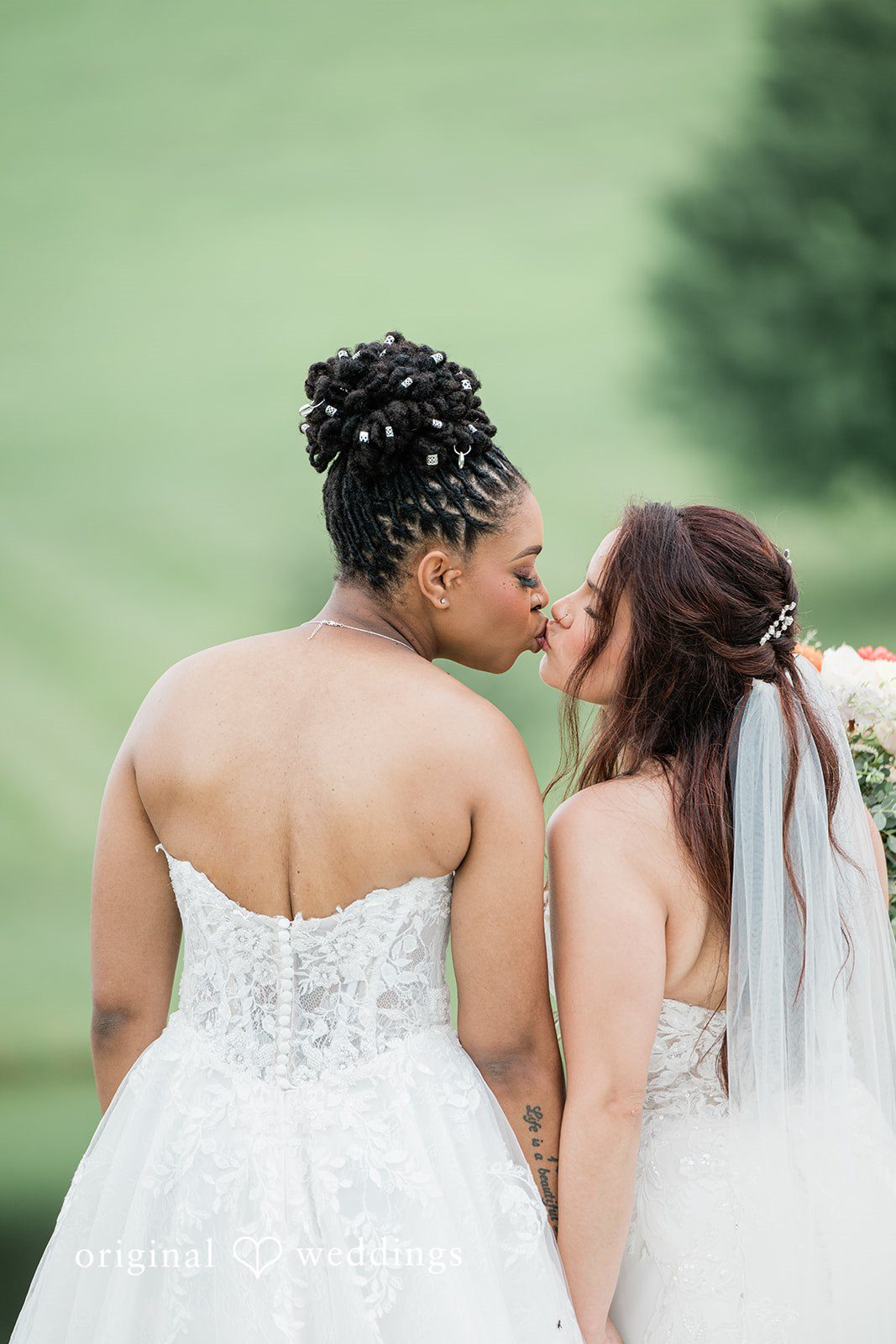 The couple takes a romantic kiss