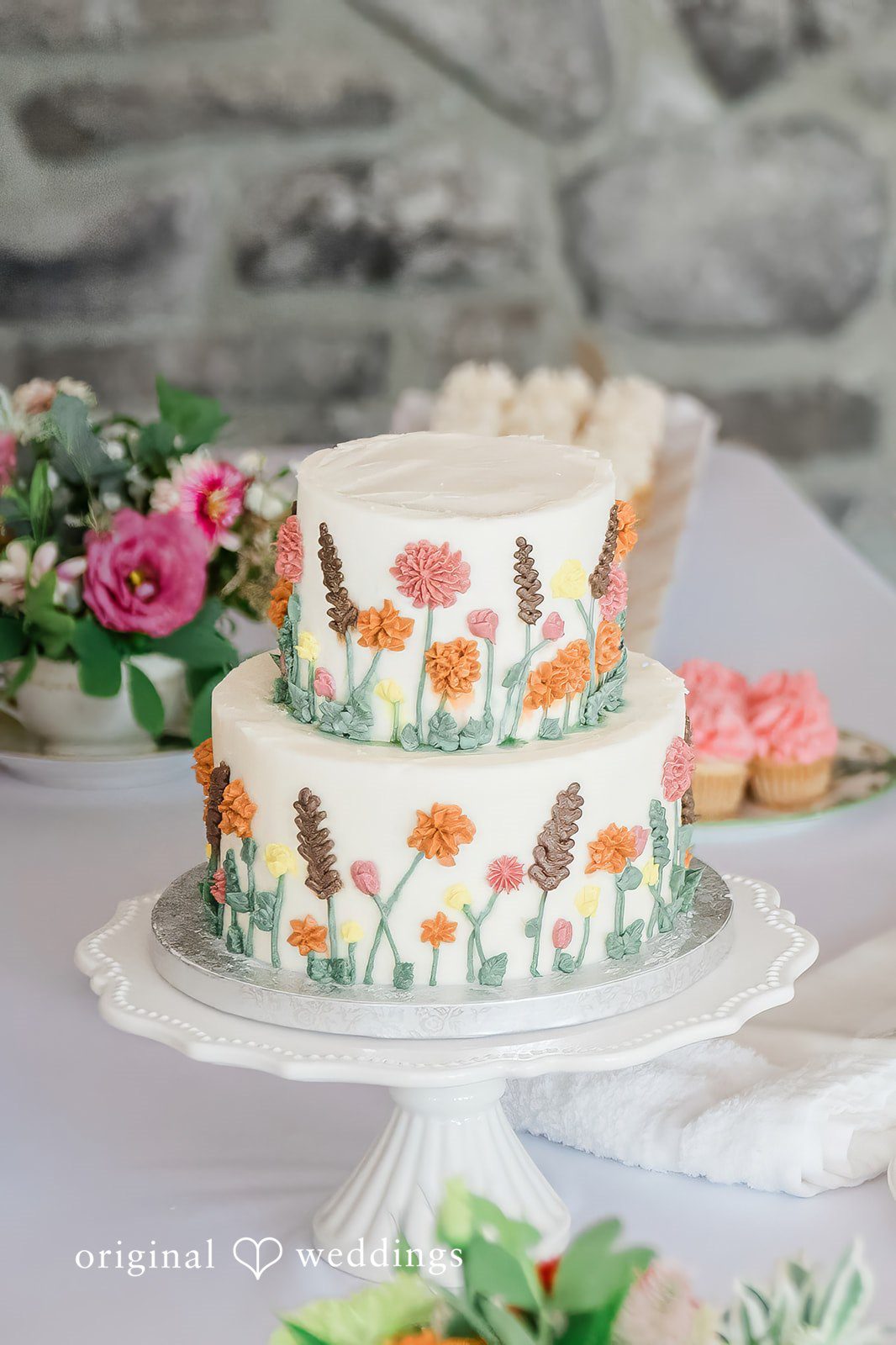 Beautifully decorated wedding cake