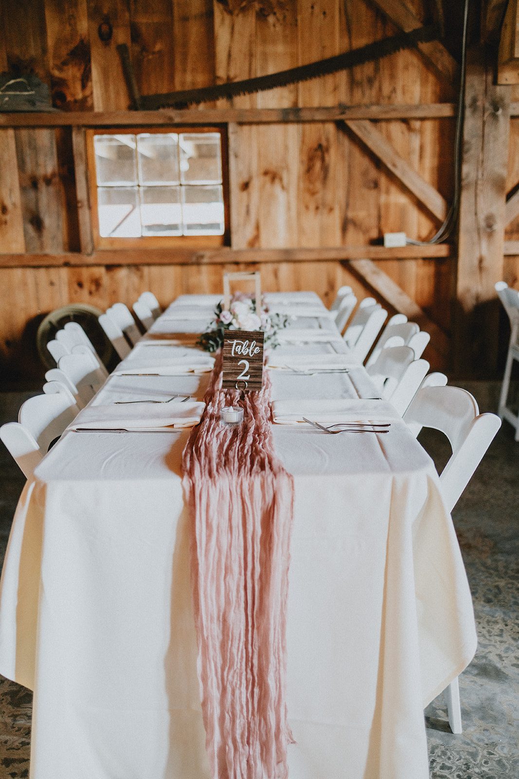 Reception table with a pink runner Reception table with a pink runner