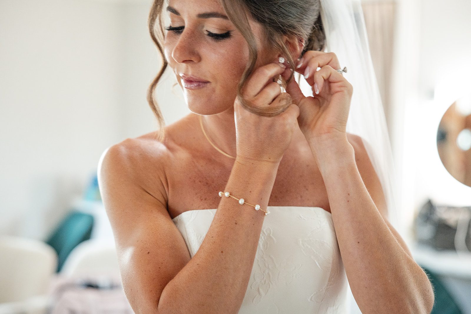 bishops-bay-country-club-timeless-madison-bianca-colin-p006-01 Bride putting on her earrings