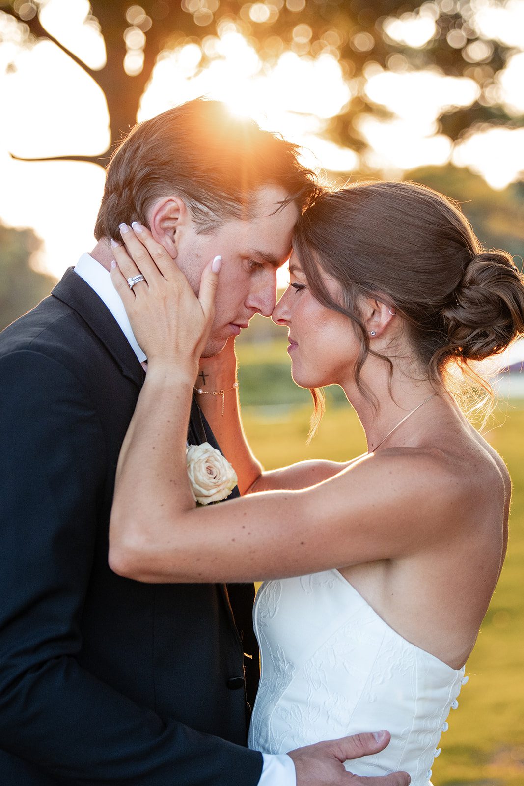 bishops-bay-country-club-timeless-madison-bianca-colin-p035-01 Couple sharing a sweet moment at sunset at Bishops Bay Country Club