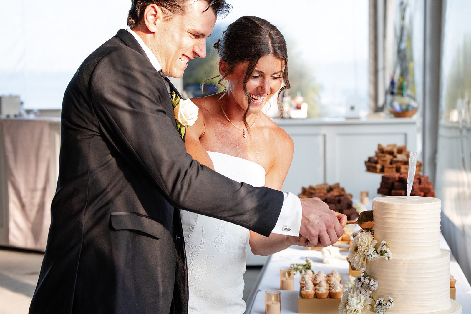 bishops-bay-country-club-timeless-madison-bianca-colin-p050-01 Bride and groom cutting the cake