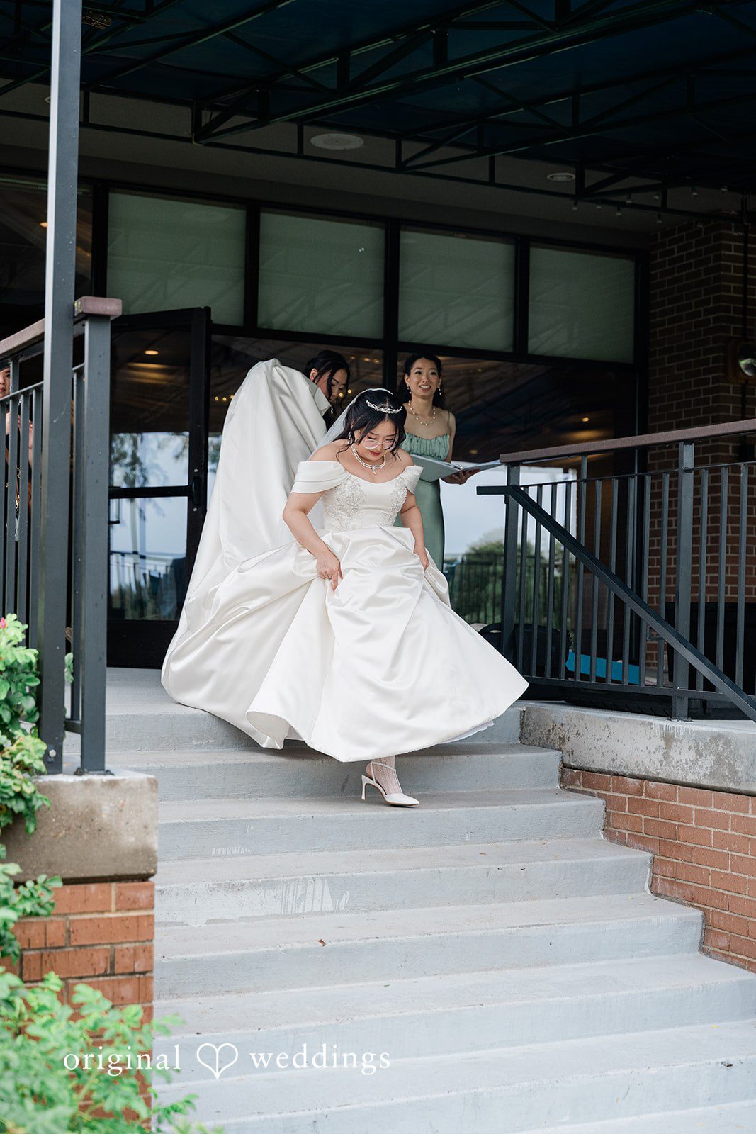 Josouaedh + Naochue The bride comes down the stairs