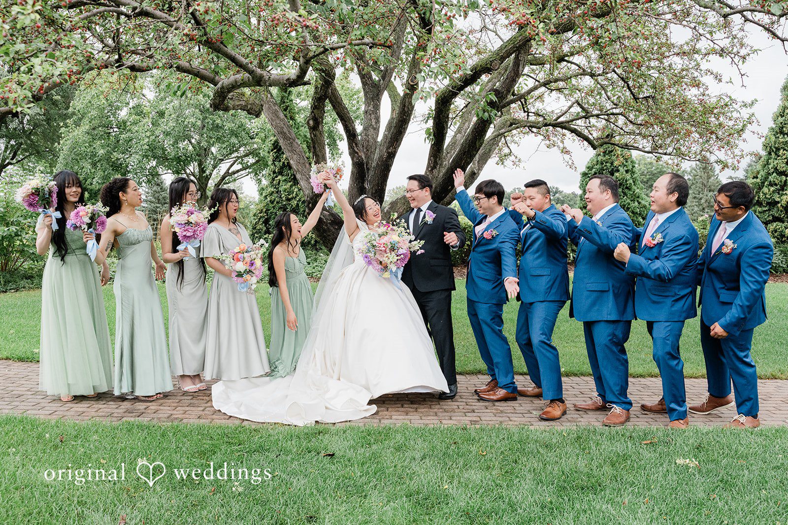 Josouaedh + Naochue A joyful portrait of the couple and their bridal party