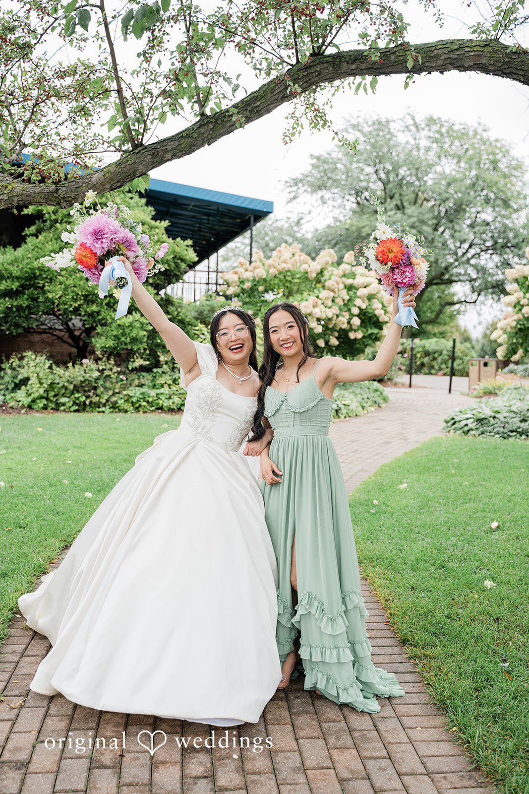 Josouaedh + Naochue The bride and one of her bridesmaids