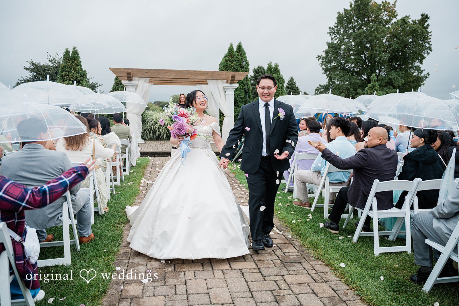 Josouaedh + Naochue The couple makes a joyful exit