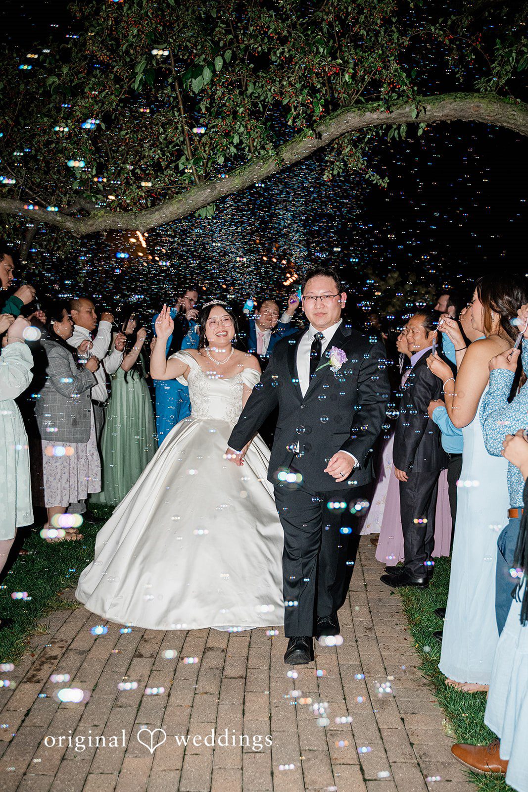 Josouaedh + Naochue The couple makes a grand exit
