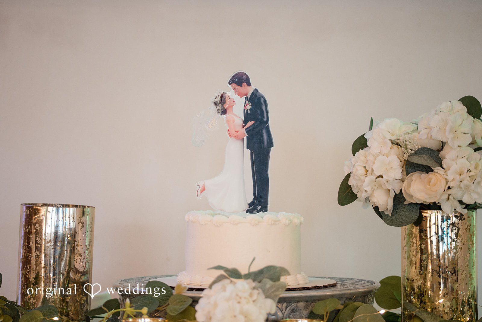 Couple cutting the cake at Brianos Charthouse Lakeville