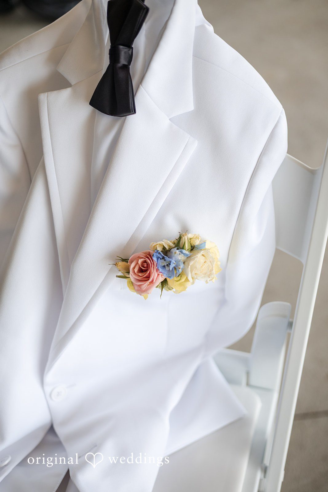 Groom's white jacket with a floral boutonniere