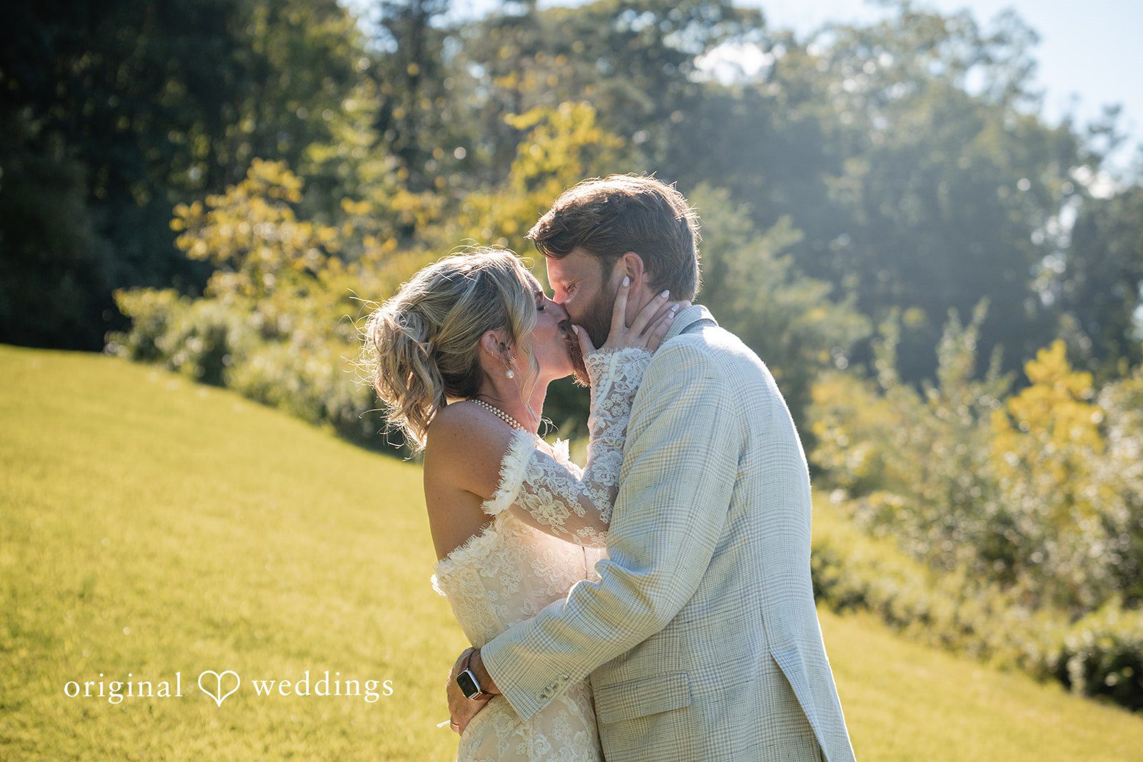 Couple kissing on the hill at Camp Kweebec