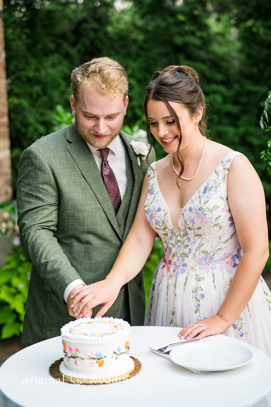 Griffin + Lauren Couple cutting their wedding cake