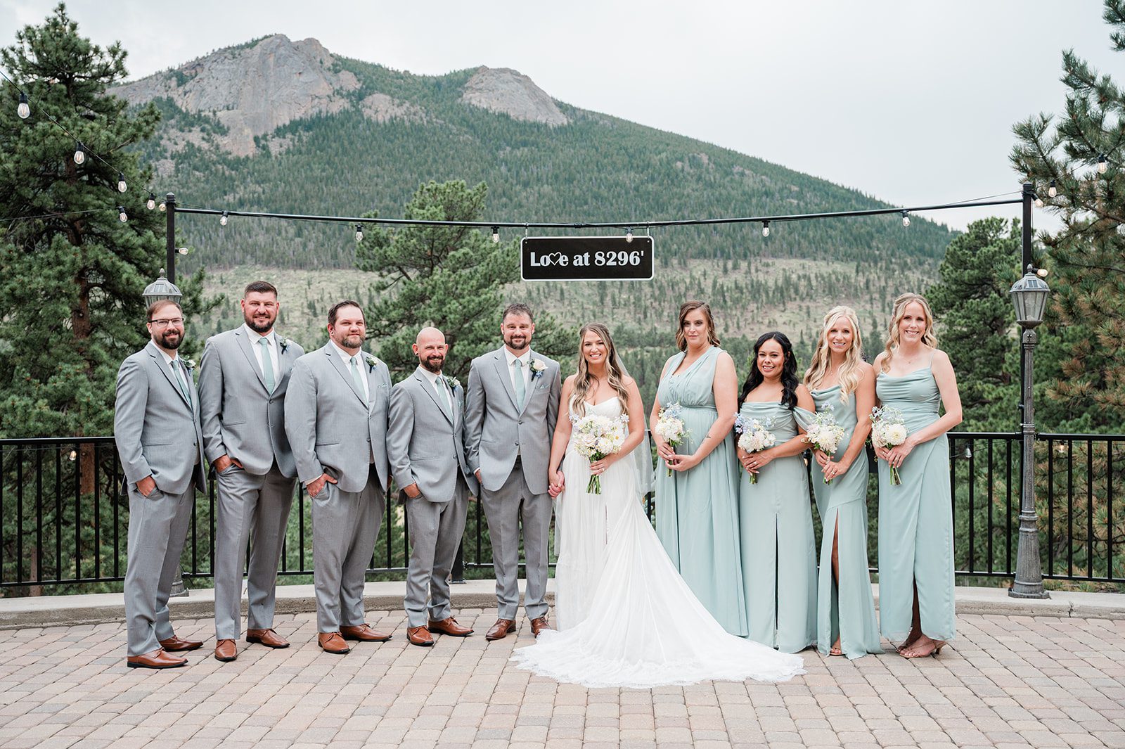 Full wedding party with mountain views at Della Terra Mountain Chateau
