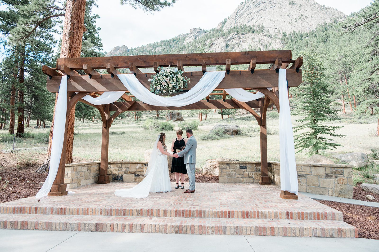 Wide view of the outdoor ceremony at Della Terra Mountain Chateau
