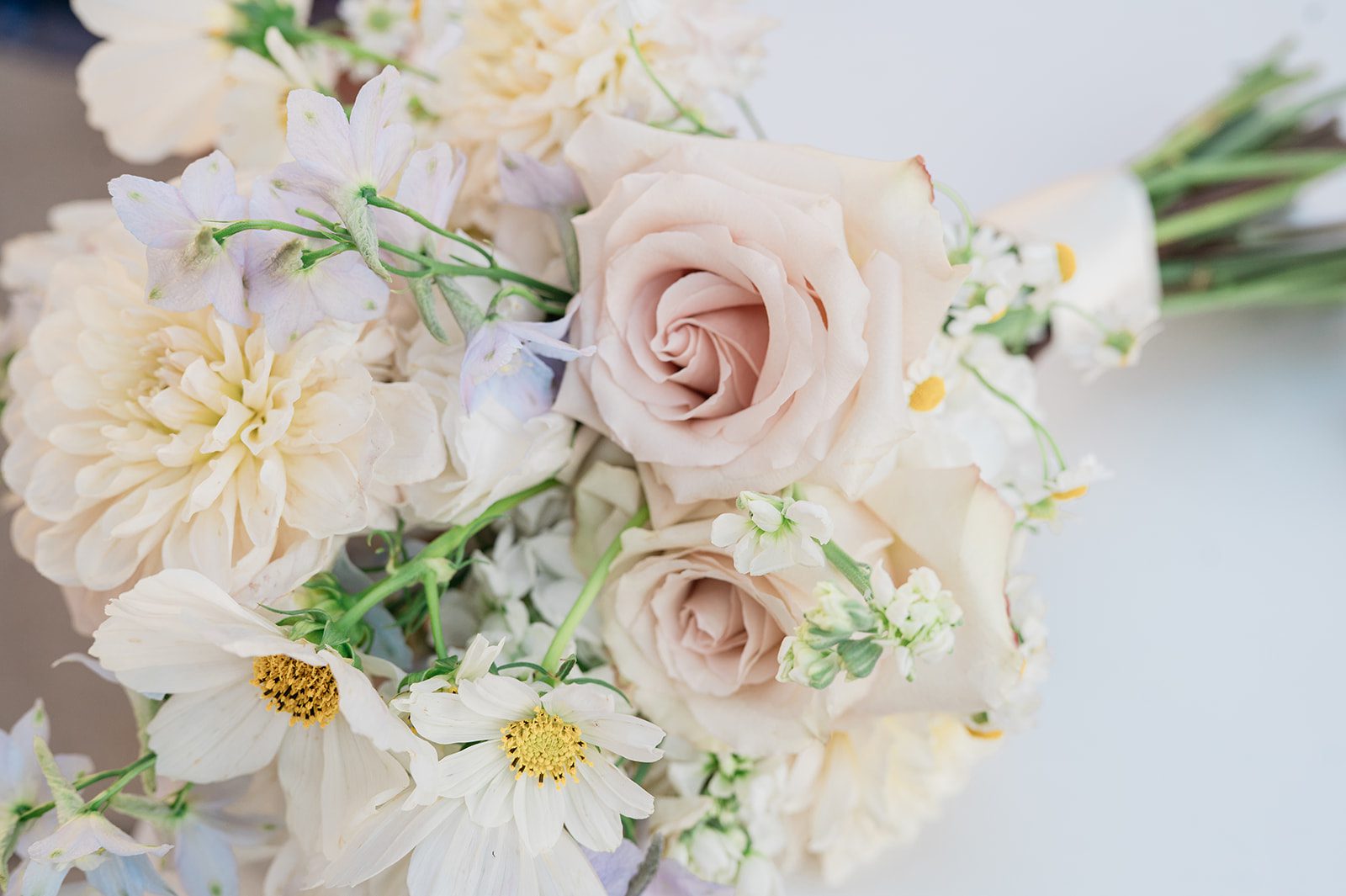 Close up of blush and ivory wedding florals