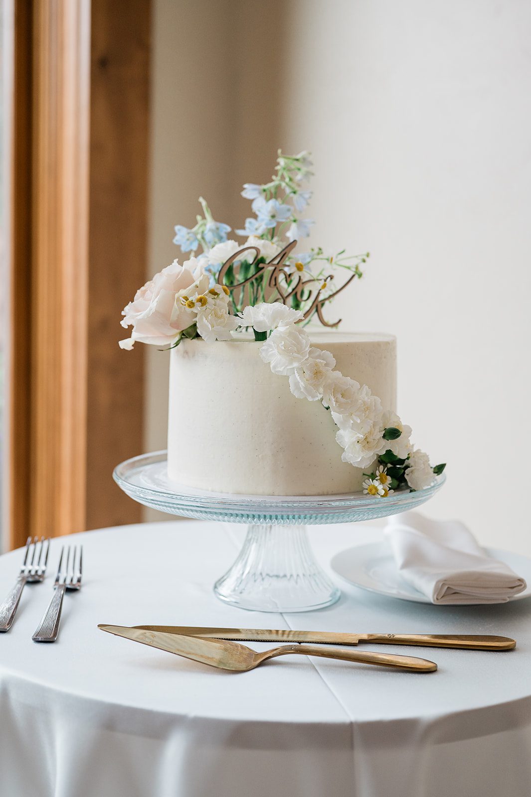 White wedding cake with fresh flowers