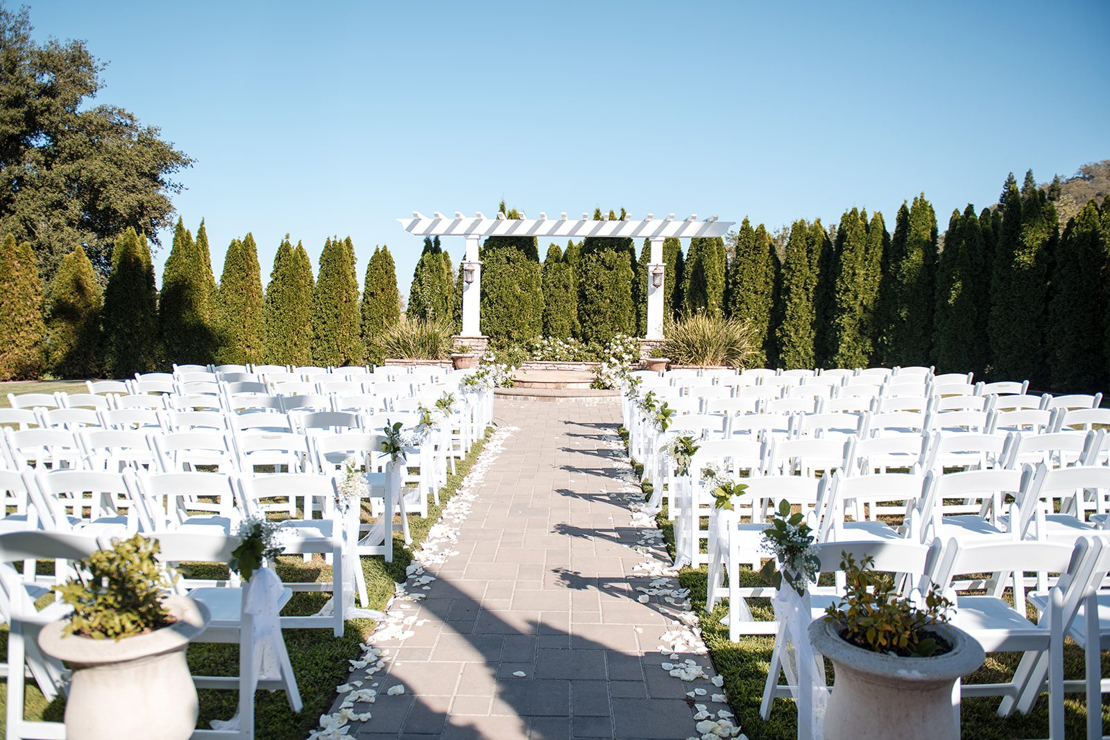 eagle-ridge-timeless-san-francisco-jesse-victoria-jesse-victoria-001-23 Lawn ceremony site with white chairs and rolling hills at Eagle Ridge
