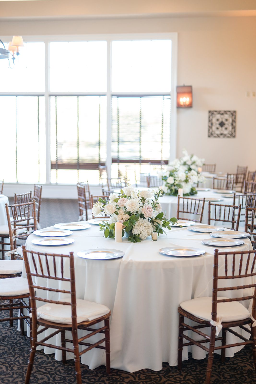 eagle-ridge-timeless-san-francisco-jesse-victoria-jesse-victoria-002-31 Reception table set beside tall windows at Eagle Ridge