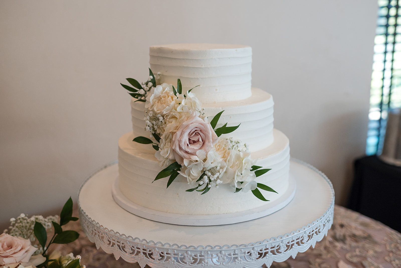 eagle-ridge-timeless-san-francisco-jesse-victoria-jesse-victoria-003-37 Tiered white wedding cake with fresh flowers